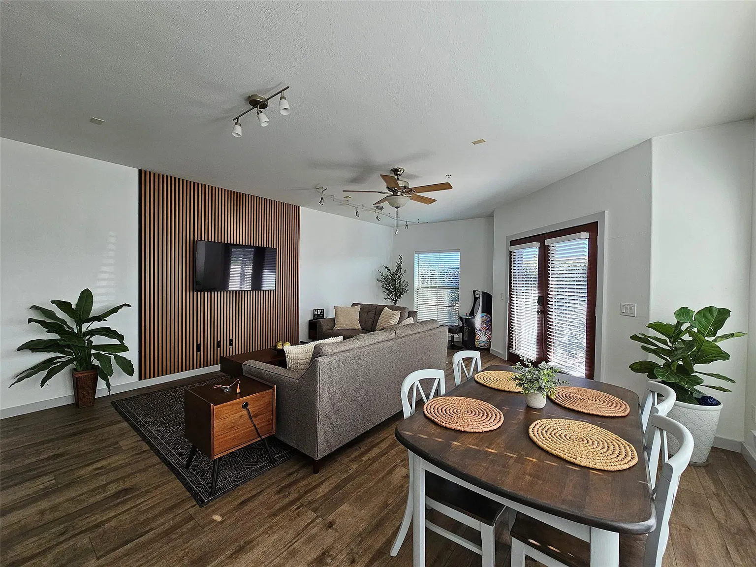 3 bed, 2.5 bath, 1892 sqft, $2,450 — Photo 3