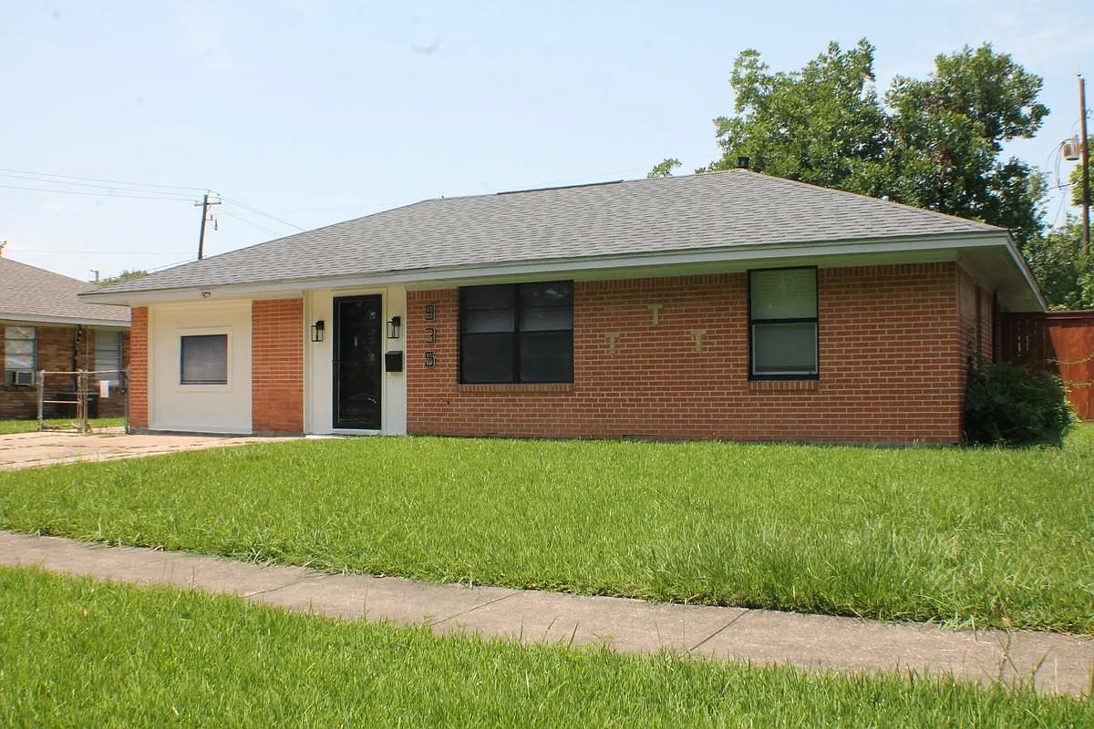 4 bed, 1.0 bath, 1305 sqft, $1,800 — Photo 1