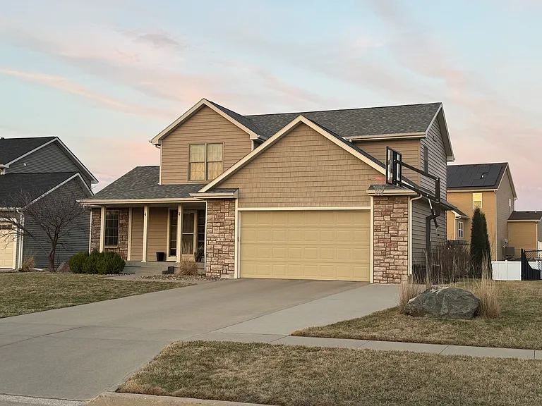511 NW Benjamin Ct — Photo 2