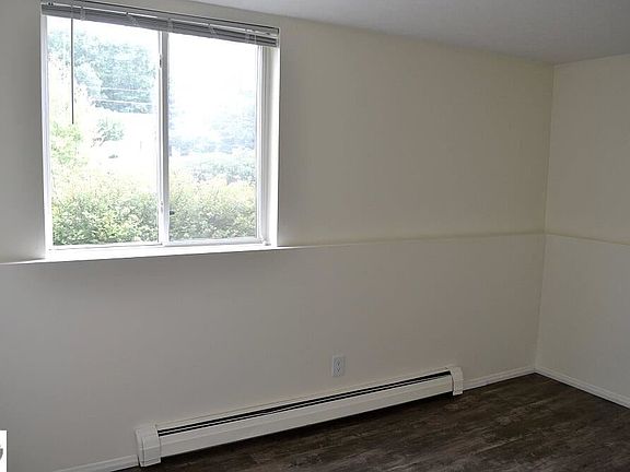 4th image of 1530 Veterans Dr