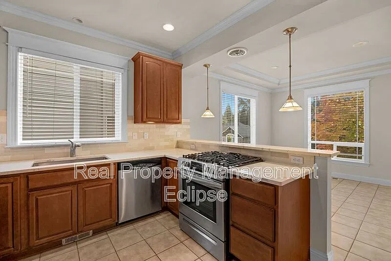 4 bed, 2.5 bath, 2222 sqft, $3,499 — Photo 4