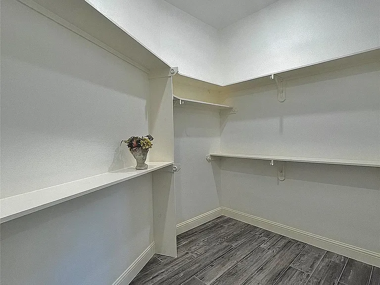 10127 Grover Ln — Photo 9
