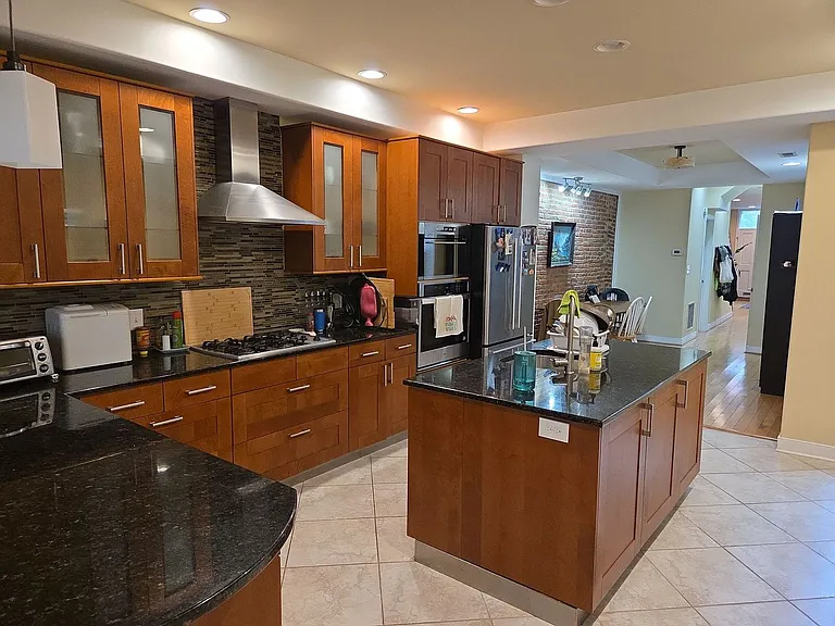 2518 Foster Ave — Photo 4