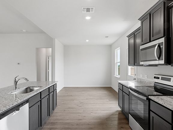 The kitchen of the Reed has sprawling granite countertpps.