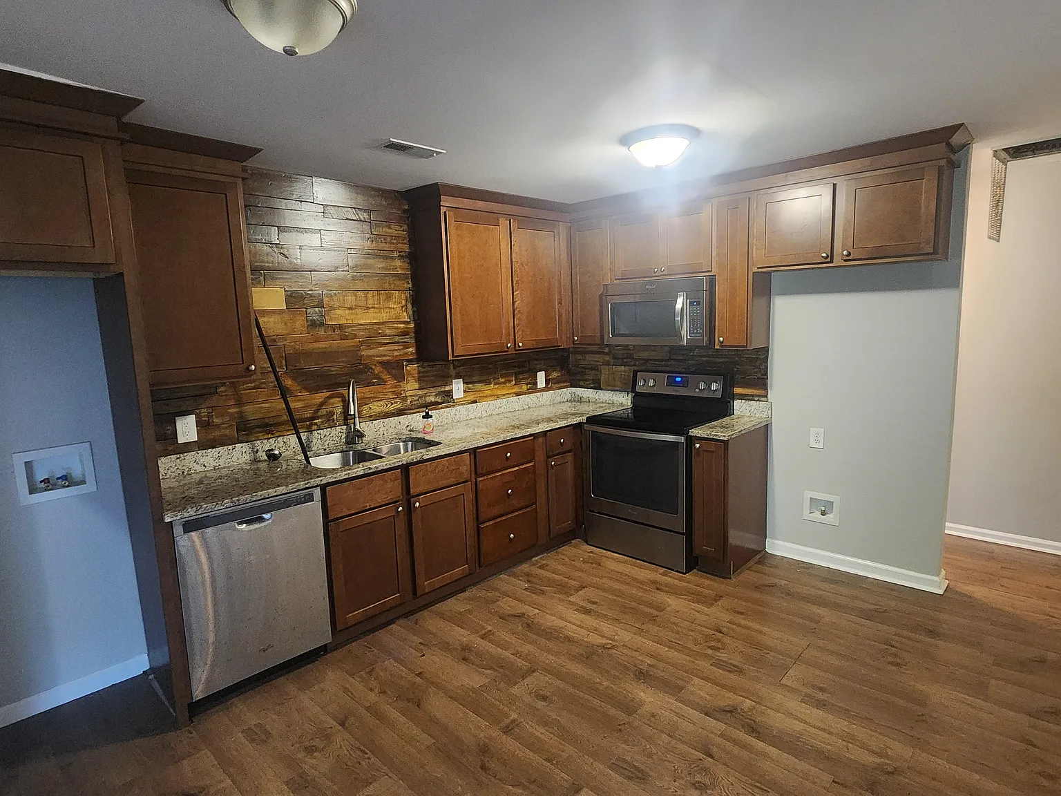 3 bed, 1100 sqft, $1,200 — Photo 4
