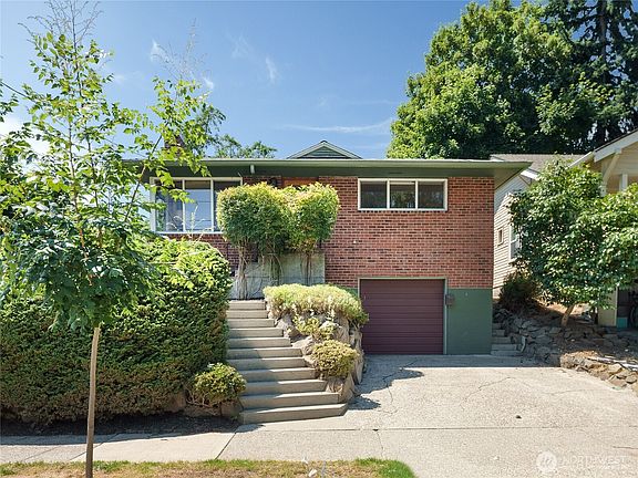 3rd image of 5547 38th Avenue NE