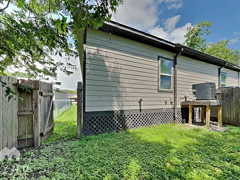 10401 Cathedral Dr #B — Photo 14