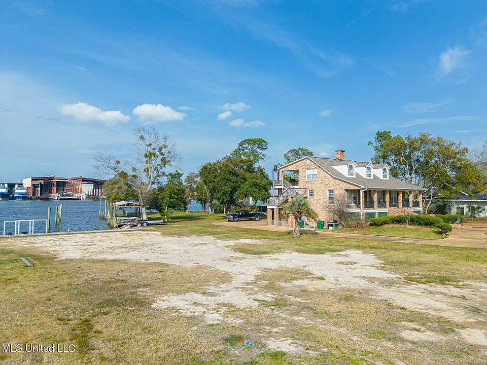 2nd image of 185 Bayou Cir