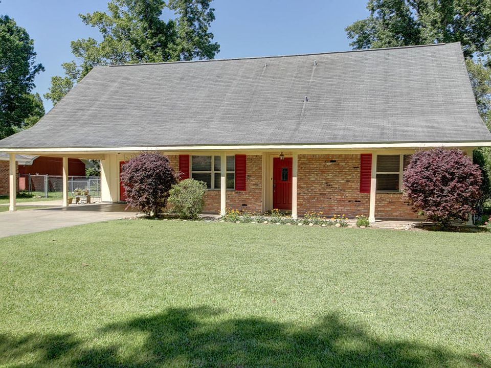 1st image of 204 Saxon Dr