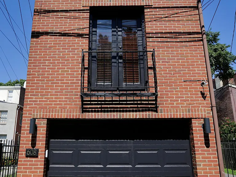 608 Burgundy St — Photo 1