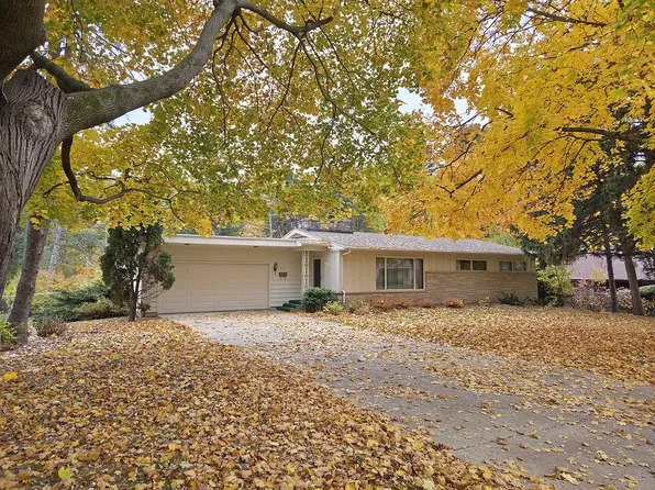 1541 La Cresta Dr, Freeport, IL 61032