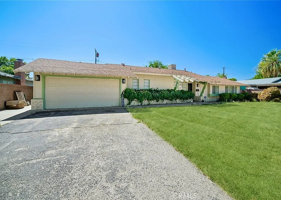 1112 E Avenue J4