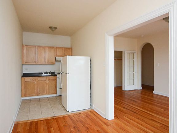 5th image of 2704 N Sawyer Ave APT 308