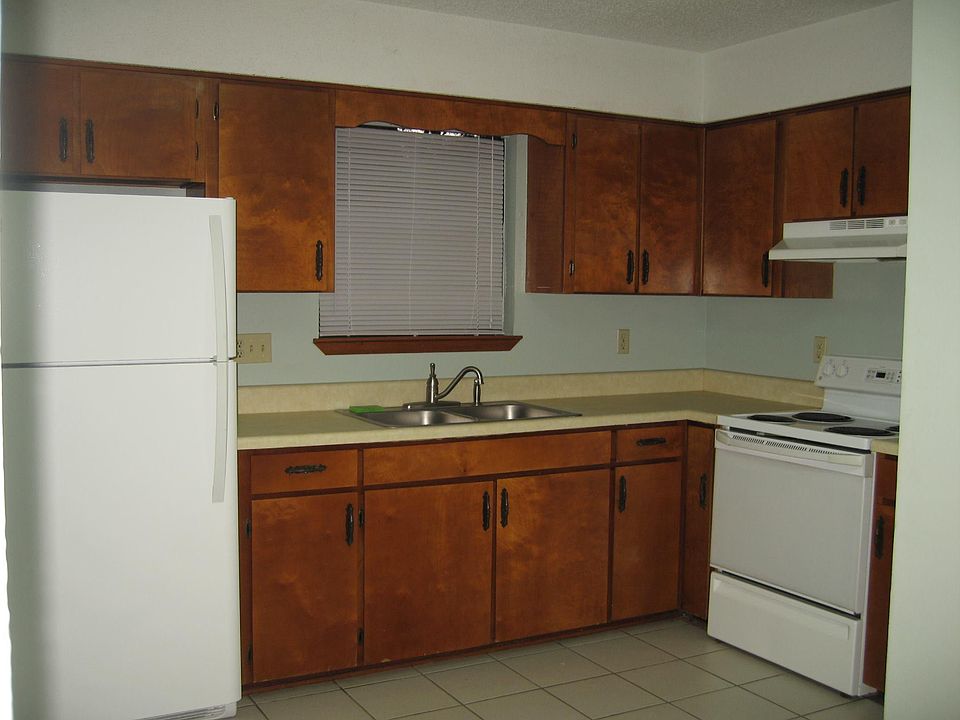 Fridge, oven and W/D hookups.
