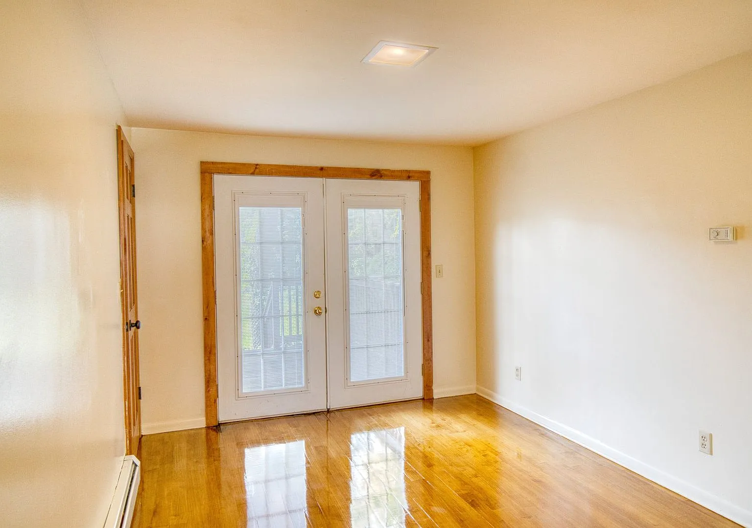 204 Jerome - Available 7/1/27 - Beautiful 5 Bedroom Single Family Home With Private Backyard And ... — Photo 3