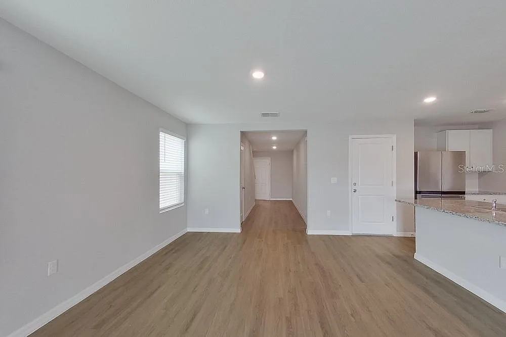 5 bed, 3.0 bath, 2370 sqft, $2,495 — Photo 3