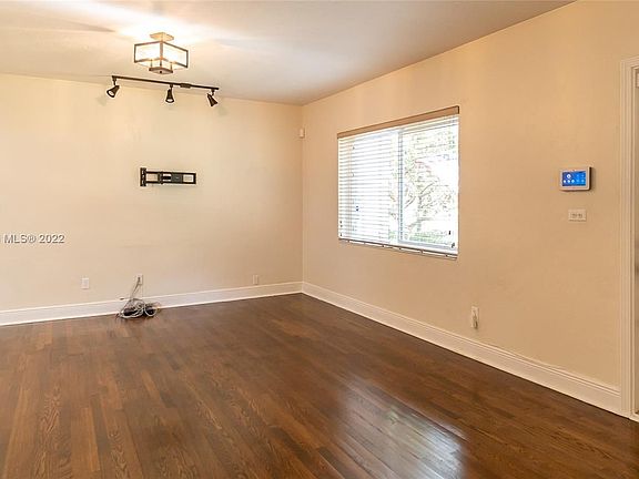 5th image of 72 Whitethorn Dr