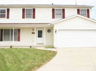 8 Navajo Ct, Bloomington, IL