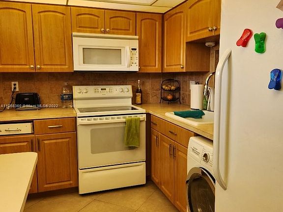 4th image of 2860 Somerset Dr APT 408K