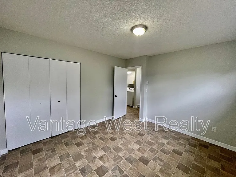 404 Hein Rd — Photo 16
