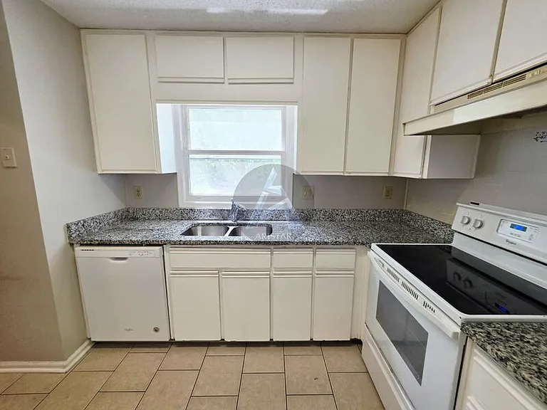 1495 Bentley Ln SE — Photo 5