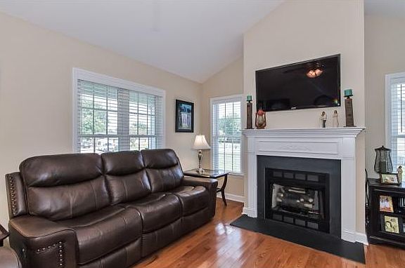 3rd image of 2078 Northcrest Dr