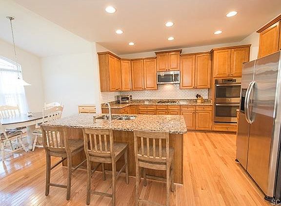 4th image of 29512 Glenwood Dr
