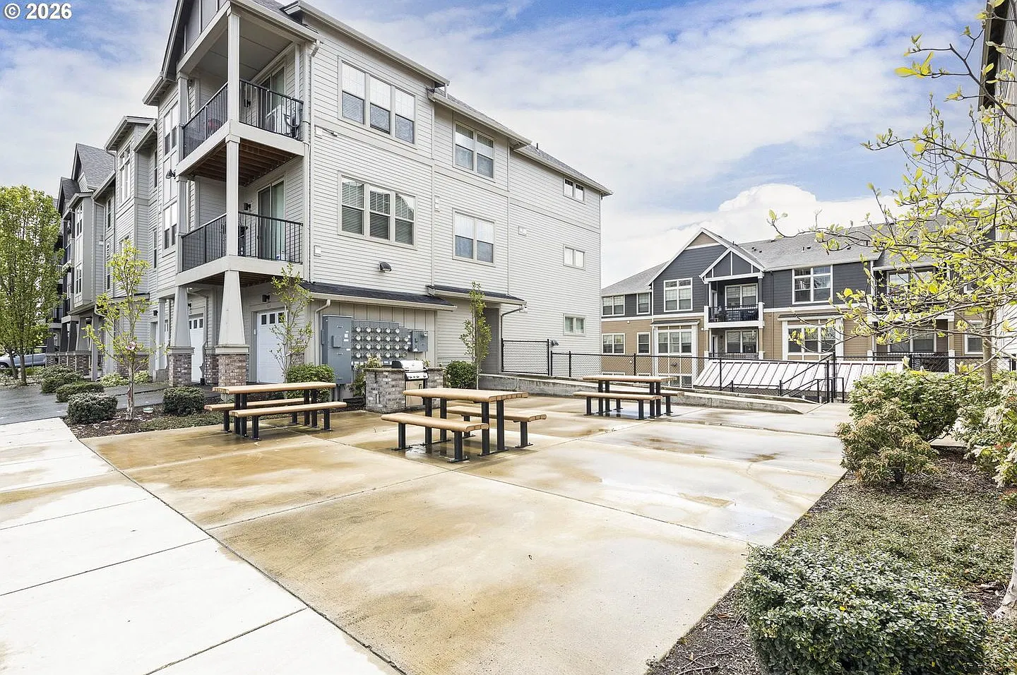 Bright 1 Bedroom Condo with Open Kitchen, Private Balcony, Home Office Space & Community Pool — Photo 4
