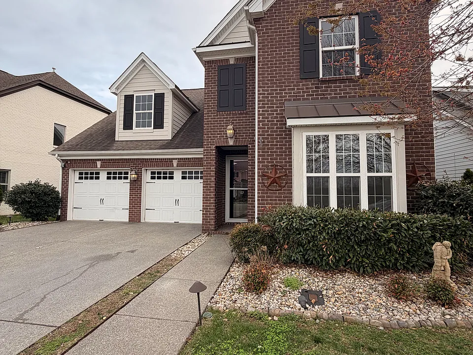 466 Carriage House Ln