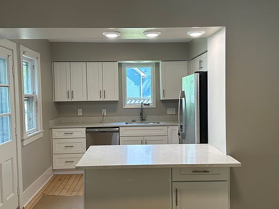 2nd image of 812 Pauline Blvd #1
