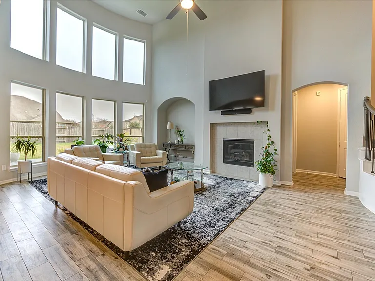 2727 Camellia Ave — Photo 9