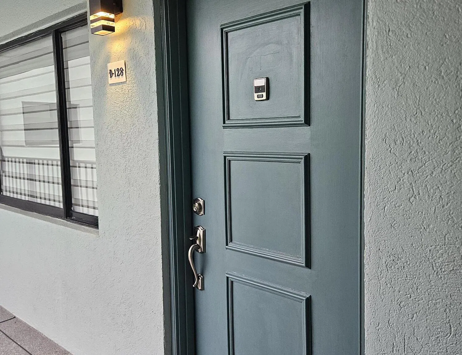 2 bed, 2.0 bath, 900 sqft, $2,200 — Photo 1