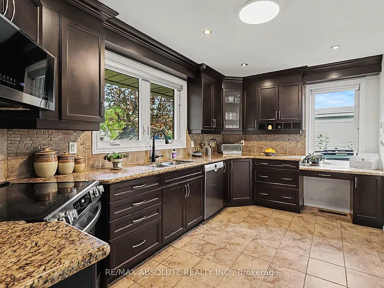 805 Smyth Rd — Photo 14