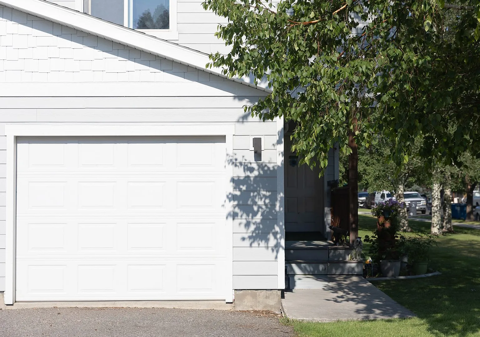 Bright & Convenient Townhouse Living! — Photo 2