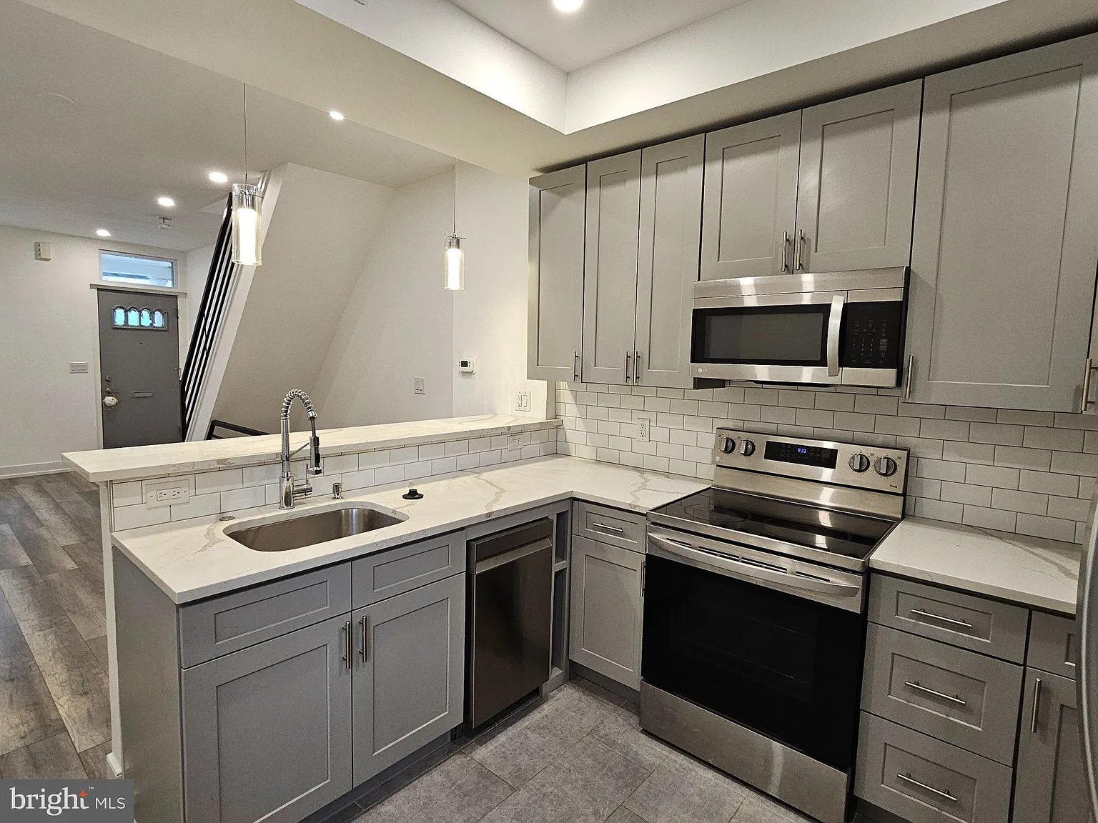 3 bed, 2.0 bath, 1982 sqft, $1,650 — Photo 3
