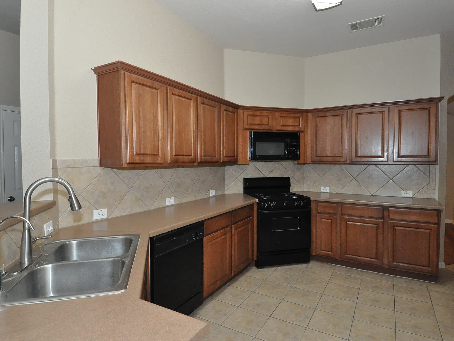 3 bed, 1687 sqft, $2,000 — Photo 4