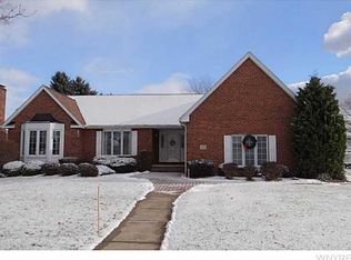 55 Sandhurst Ln, Williamsville, NY 14221