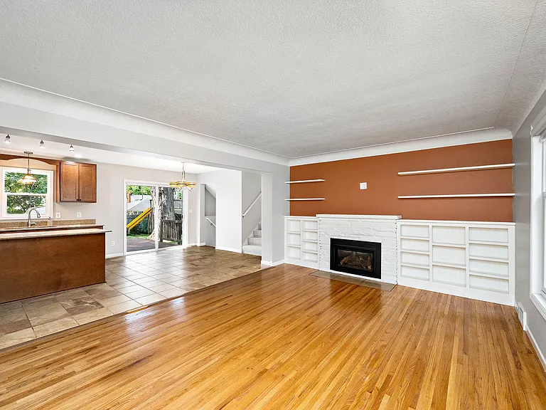 2800 32nd Ave NE — Photo 1