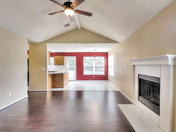 1033 Pinecrest living room