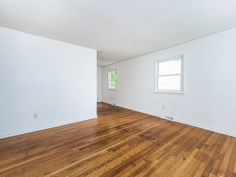 1208 Louis Ln — Photo 2