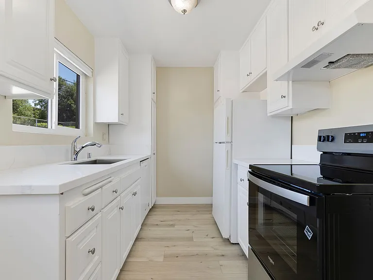 1690 E Hillcrest Dr — Photo 20