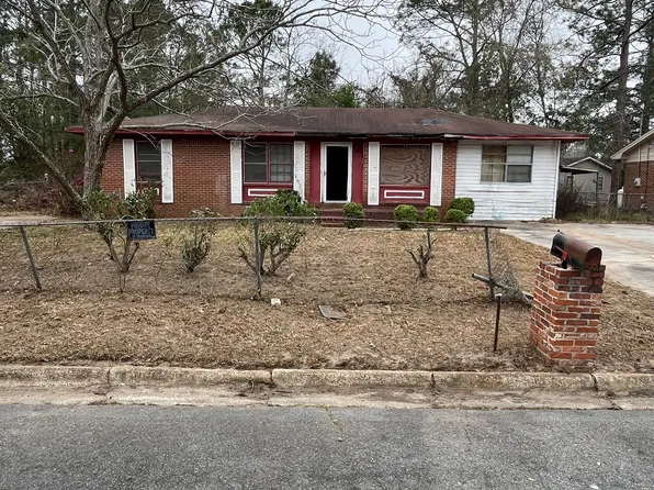 1215 Jamestown Dr, Douglas, GA 31533