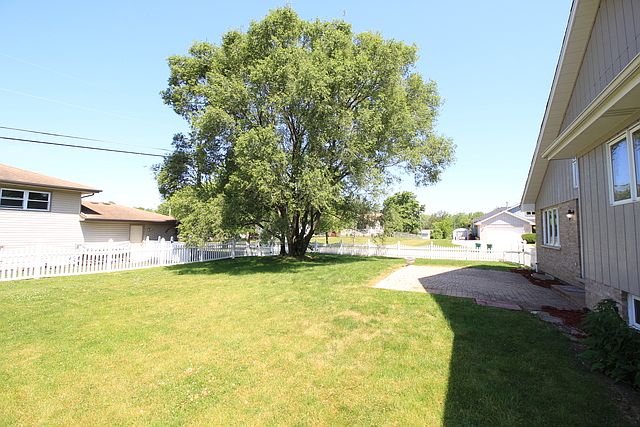 2nd image of 917 Sherwood Ct