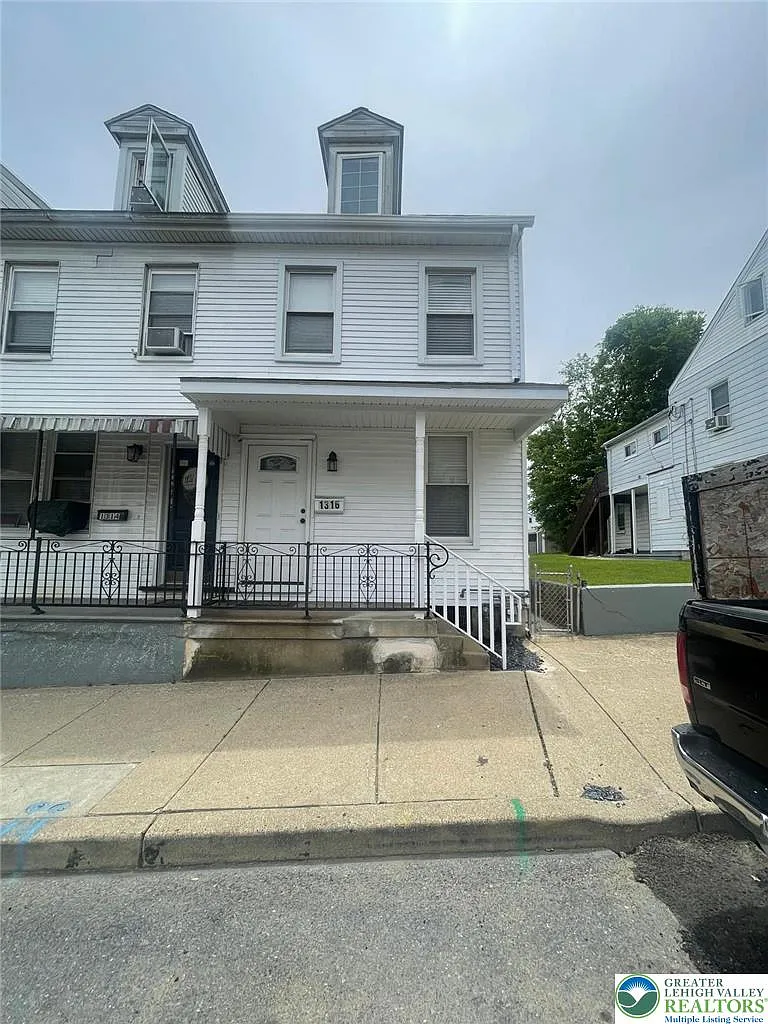 3 bed, 1.5 bath, 1580 sqft, $1,995 — Photo 2