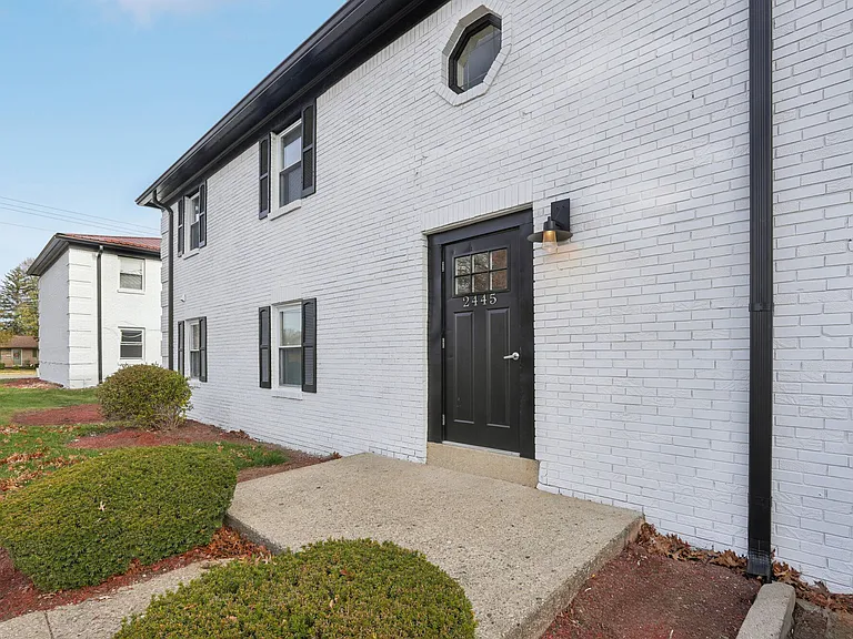 Charleston Square Apartments — Photo 24