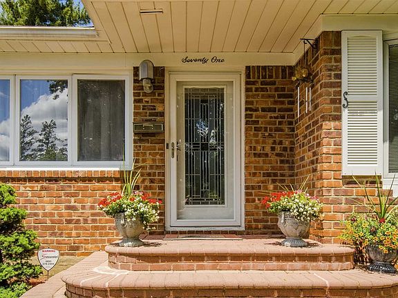 2nd image of 71 Hillary Ln