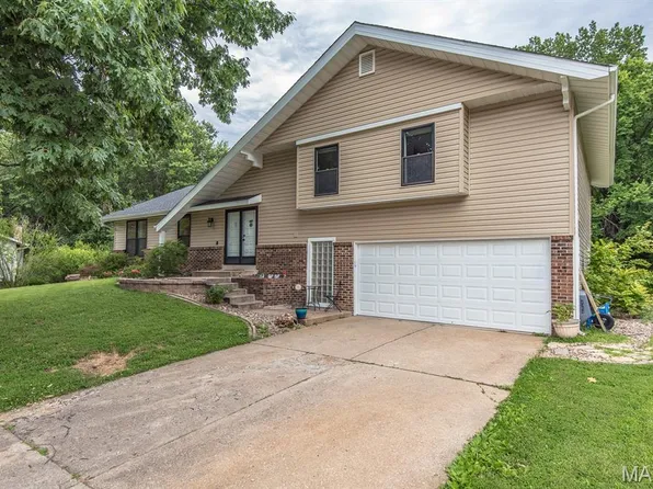 130 Satinwood Ct, Saint Charles, MO 63304