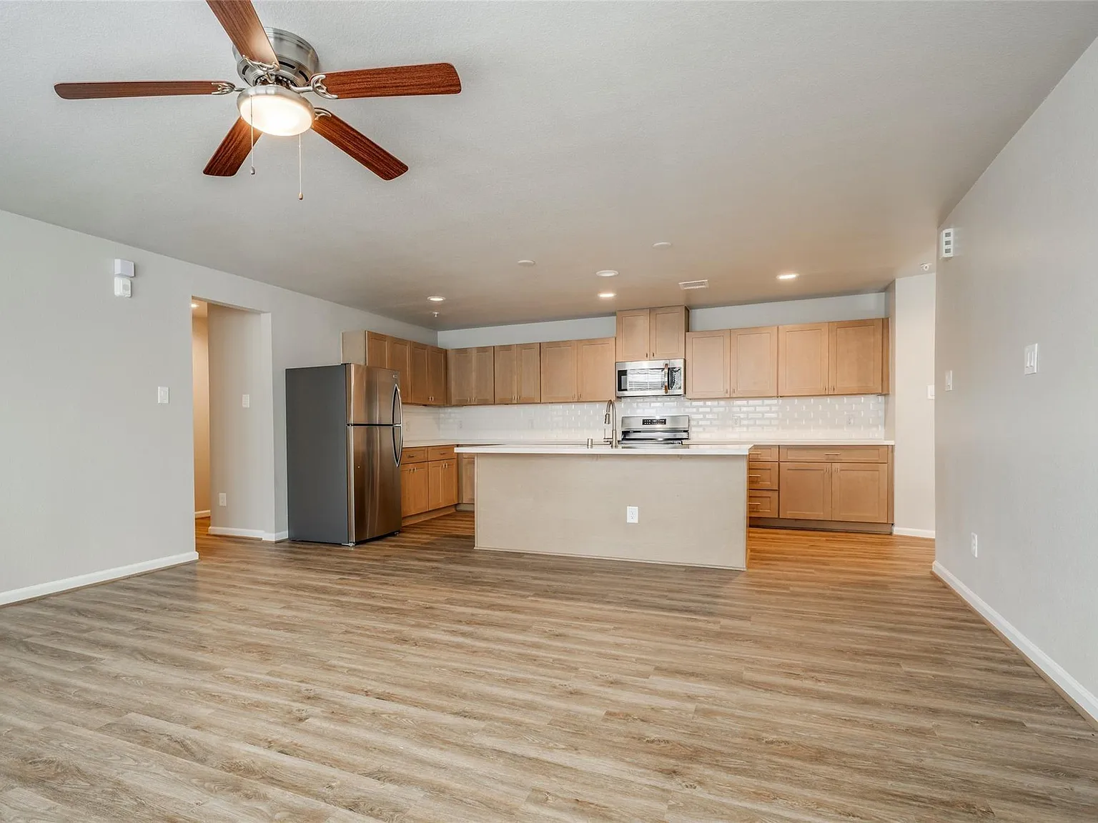 3 bed, 2.0 bath, 1360 sqft, $1,595 — Photo 3