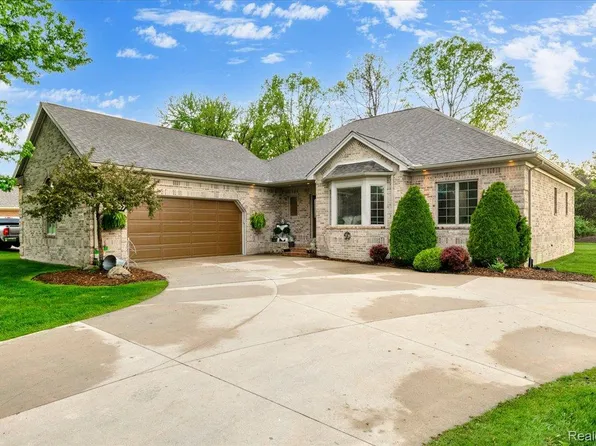 2376 Joseph Tamron Dr W, Saint Clair, MI 48079