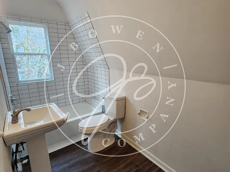 632 Nicholas St — Photo 16